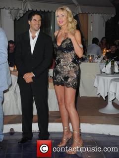 Valeria Marini feet photo thumbnail