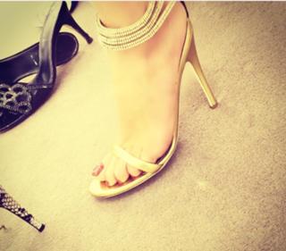 Valeria Marini feet photo thumbnail