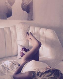 Valeria Marini feet photo thumbnail