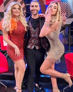 Valeria Marini feet photo thumbnail