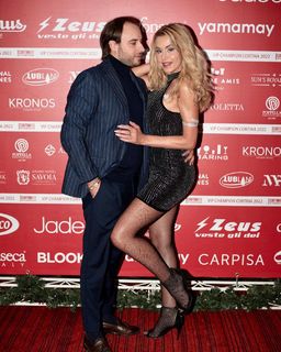 Valeria Marini feet photo thumbnail