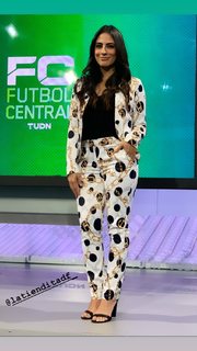 Valeria Marín feet photo 1