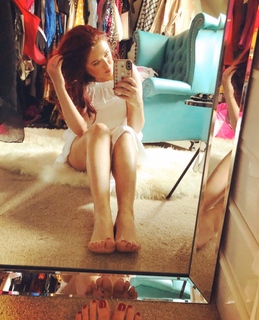 Valerie Wyndham feet photo thumbnail