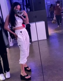 Valkyrae feet photo thumbnail