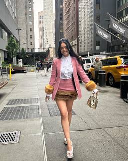Valkyrae feet photo thumbnail