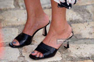 Valérie Karsenti feet photo thumbnail
