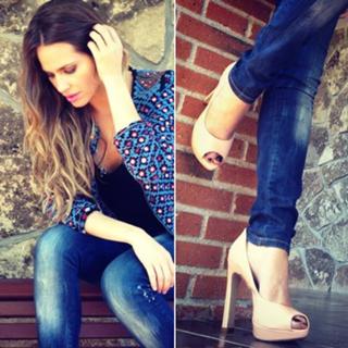 Vanesa Romero feet photo thumbnail