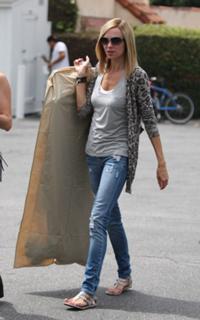 Vanessa Angel feet photo thumbnail