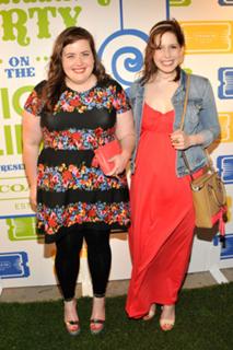 Vanessa Bayer feet photo thumbnail