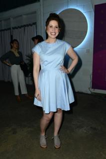 Vanessa Bayer feet photo thumbnail