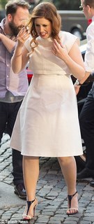 Vanessa Bayer feet photo thumbnail