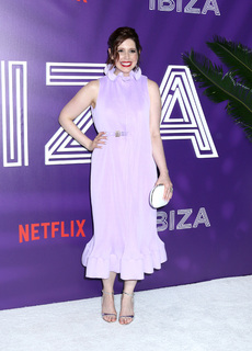 Vanessa Bayer feet photo thumbnail