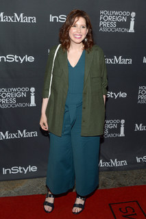 Vanessa Bayer feet photo thumbnail