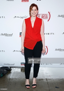 Vanessa Bayer feet photo thumbnail