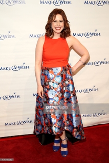 Vanessa Bayer feet photo thumbnail