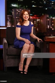Vanessa Bayer feet photo thumbnail