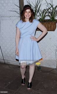 Vanessa Bayer feet photo thumbnail