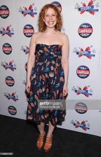 Vanessa Bayer feet photo thumbnail