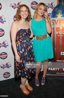Vanessa Bayer feet photo thumbnail