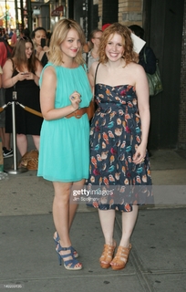 Vanessa Bayer feet photo thumbnail