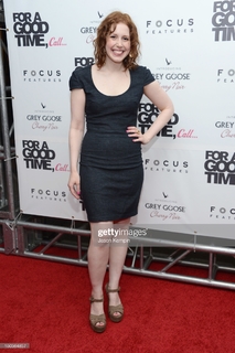 Vanessa Bayer feet photo thumbnail