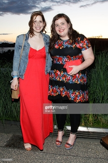 Vanessa Bayer feet photo thumbnail