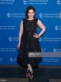 Vanessa Bayer feet photo thumbnail