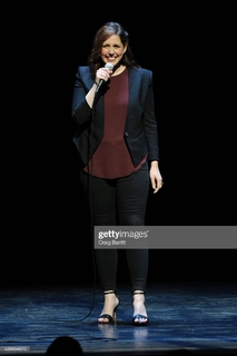 Vanessa Bayer feet photo thumbnail