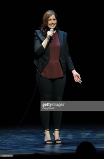Vanessa Bayer feet photo thumbnail