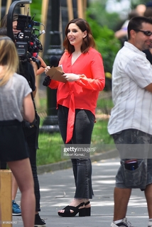 Vanessa Bayer feet photo thumbnail