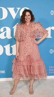 Vanessa Bayer feet photo thumbnail