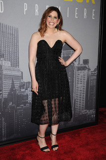 Vanessa Bayer feet photo thumbnail