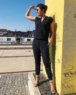 Vanessa Blumhagen feet photo thumbnail