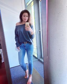 Vanessa Blumhagen feet photo thumbnail