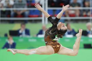 Vanessa Ferrari feet photo thumbnail