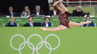 Vanessa Ferrari feet photo thumbnail