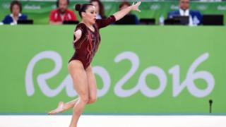 Vanessa Ferrari feet photo thumbnail