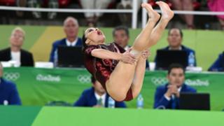 Vanessa Ferrari feet photo thumbnail