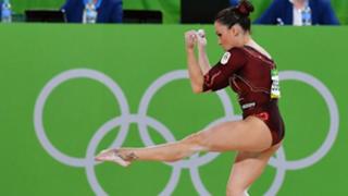 Vanessa Ferrari feet photo thumbnail