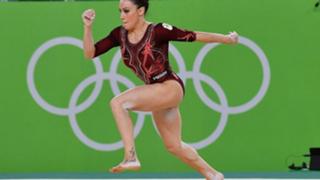 Vanessa Ferrari feet photo thumbnail