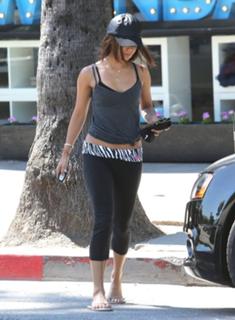 Vanessa Hudgens feet photo thumbnail