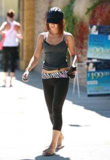 Vanessa Hudgens feet photo thumbnail