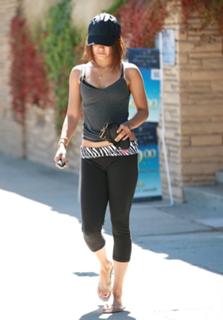 Vanessa Hudgens feet photo thumbnail