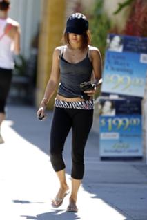 Vanessa Hudgens feet photo thumbnail