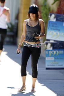 Vanessa Hudgens feet photo thumbnail