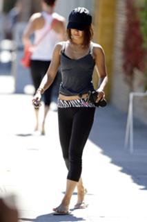 Vanessa Hudgens feet photo thumbnail