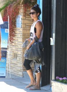 Vanessa Hudgens feet photo thumbnail