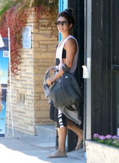 Vanessa Hudgens feet photo thumbnail