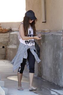 Vanessa Hudgens feet photo thumbnail
