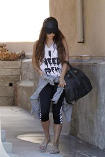 Vanessa Hudgens feet photo thumbnail